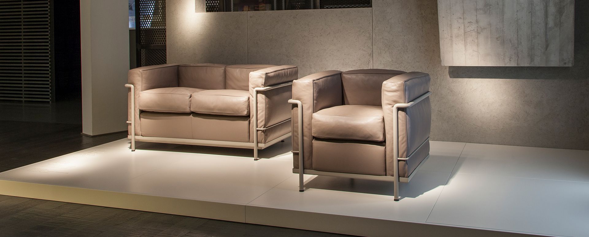 2 Fauteuil Grand Confort Petit Modèle Fauteuil Cassina COMMUNICATION AVANCEE QUICK-SHIP