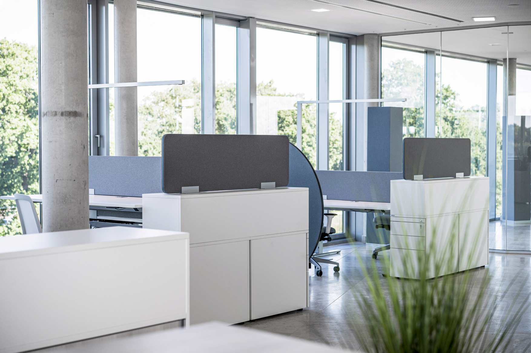 Büro mit Palmberg Terio Plus Akustikpaneelen zur Schallabsorption und Raumgliederung auf weißen Büromöbeln.