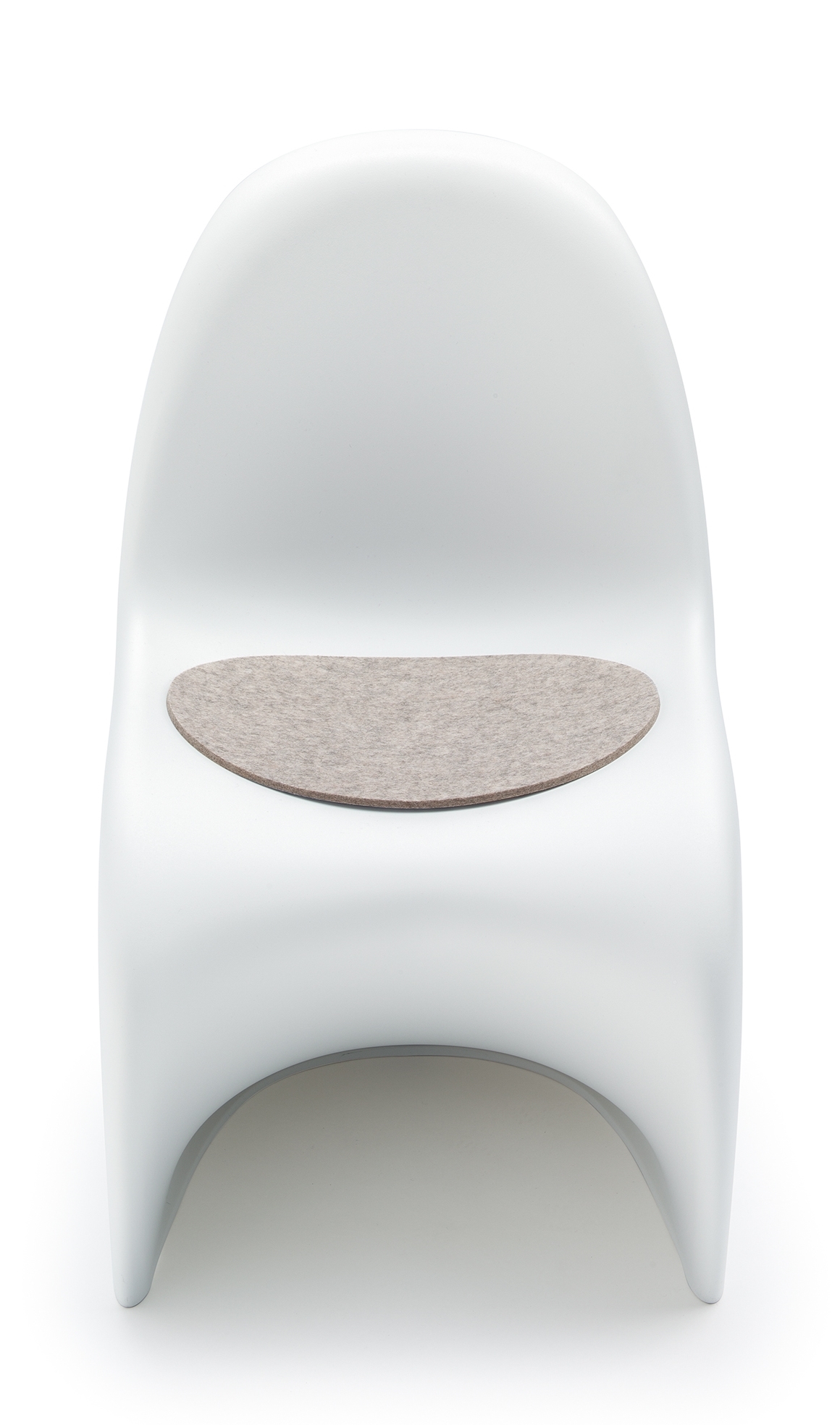 Weiße Panton Chair mit grauer Filz Sitzauflage von Hey Sign für mehr Sitzkomfort.