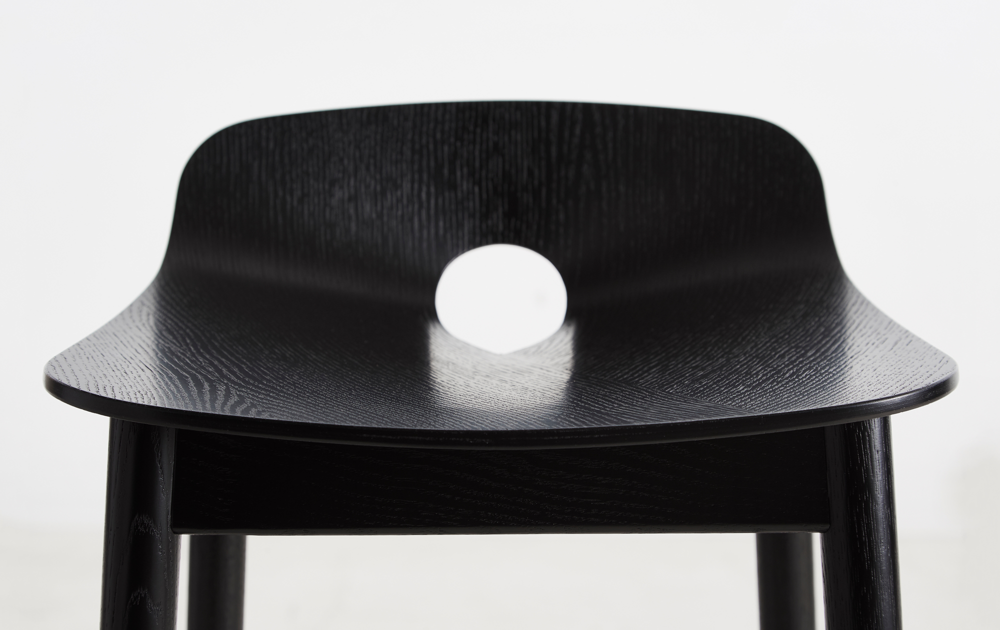 Mono Tabouret de Bar Cendre Laquée Noir Woud
