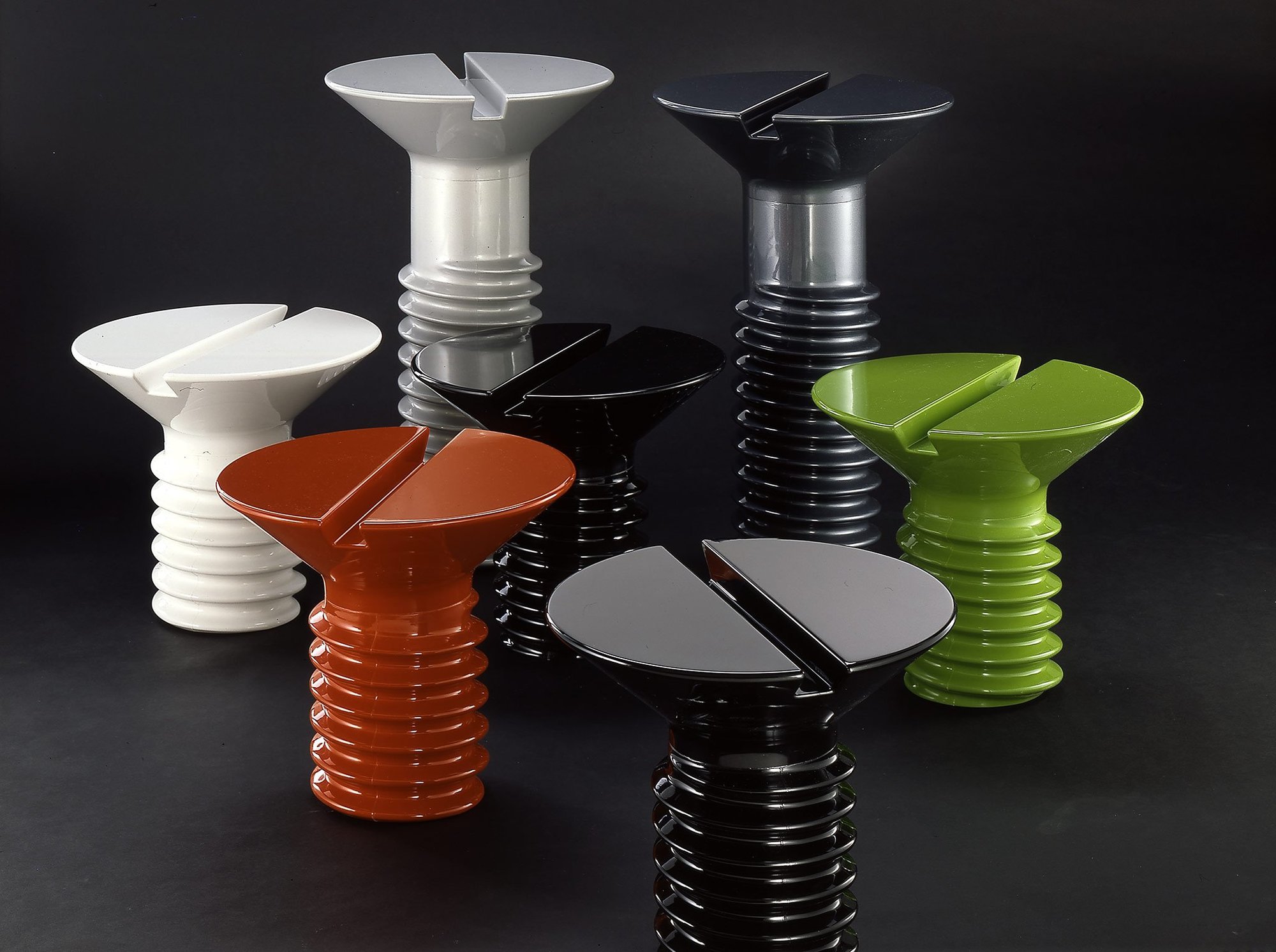 Mehrere farbige Screw Tische von Eero Aarnio Originals, moderne Beistelltische in Schraubenform.