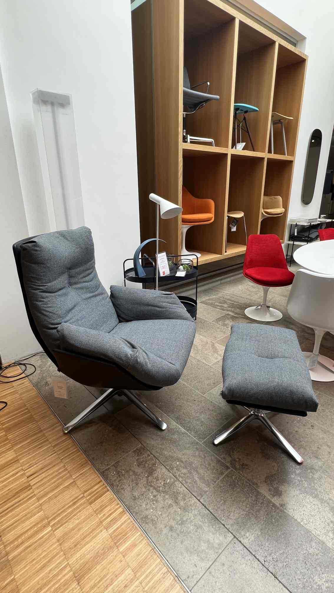 Cordia Lounge fauteuil bas avec ottoman 285 CUIR / 9130 TISSU Cor PIÈCE D'EXPOSITION
