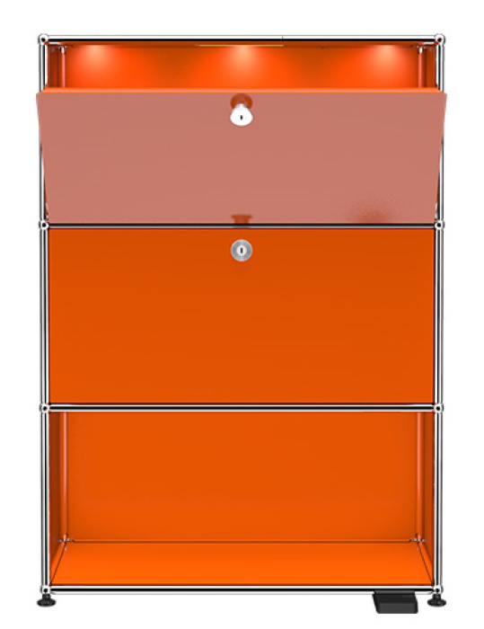 USM Haller E Highboard in Reinorange mit einem offenen Fach und integrierter Beleuchtung.