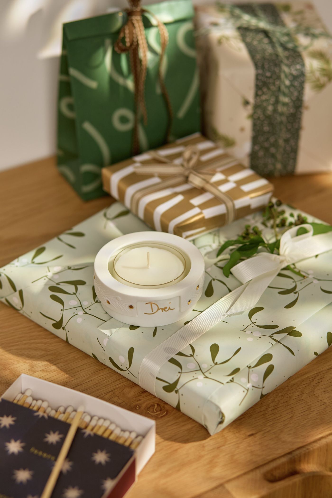 Petite bougie de l'Avent, branches de sapin, roues