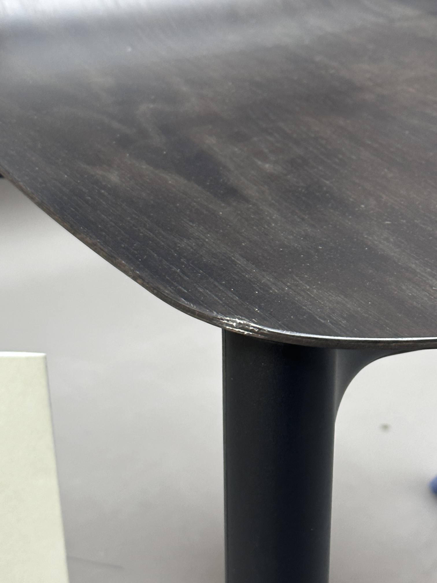 Belleville Armchair Wood chaise TABLEAU NOIR PROFOND / SIÈGE CHÊNE FONCÉ Vitra EXEMPLE DE MANIÈRE