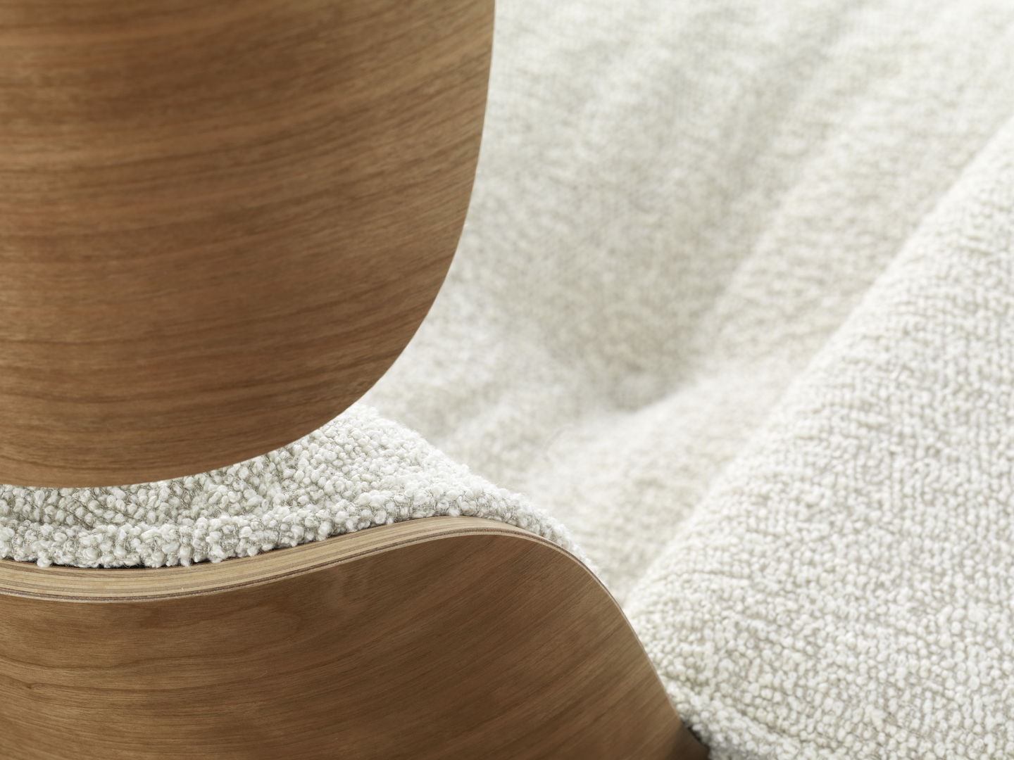 Eames Lounge Chair & Ottoman Fauteuil PRÉFÉRENCE Nubia, cream sand, poli, cerisier Eames Lounge Chair & Ottoman Fauteuil PRÉFÉRENCE Nubia, cream sand, poli, cerisier