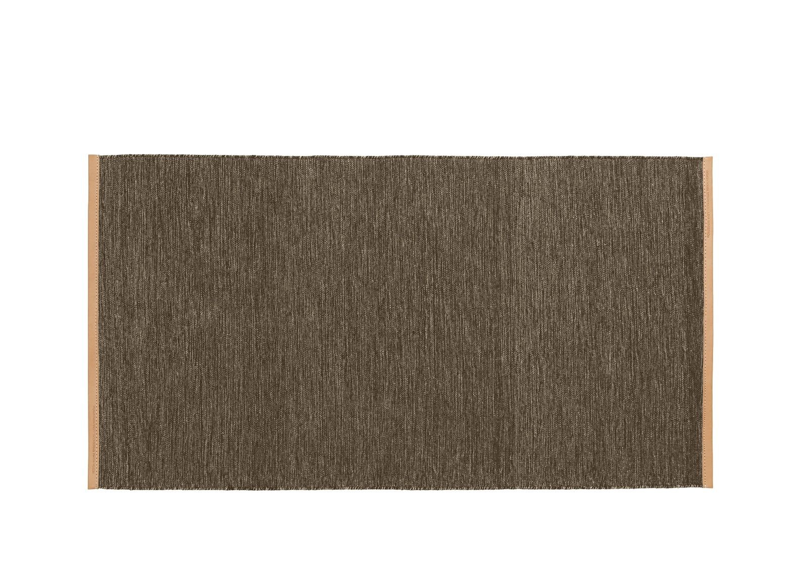 Björk Teppich von Design House Stockholm, brauner Wollteppich mit Lederdetails, modernes Wohnaccessoire.