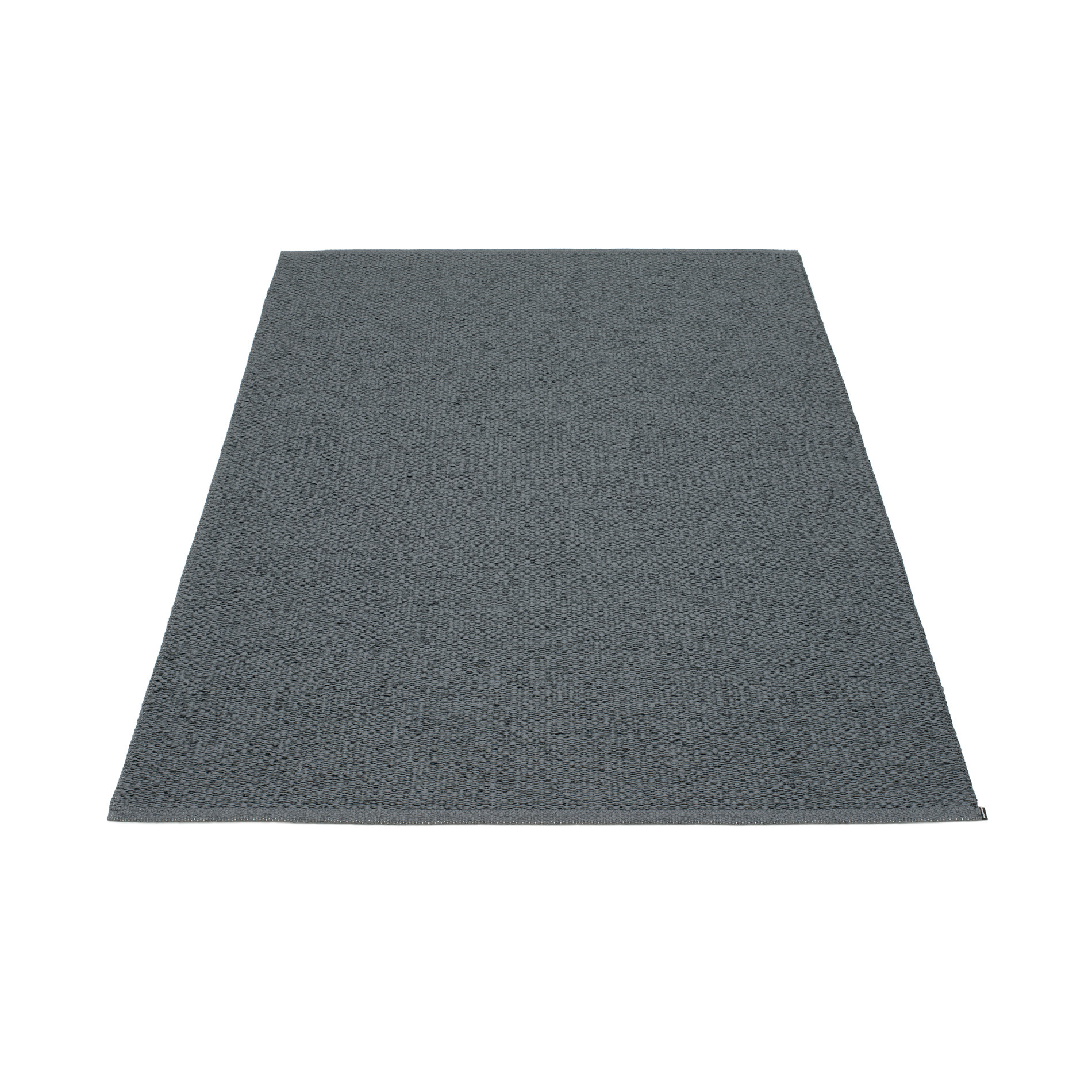 Svea Kunststoffteppich in Granit, 140x220 cm. Detailaufnahme des robusten, grauen Teppichs für Innen- und Außenbereiche.