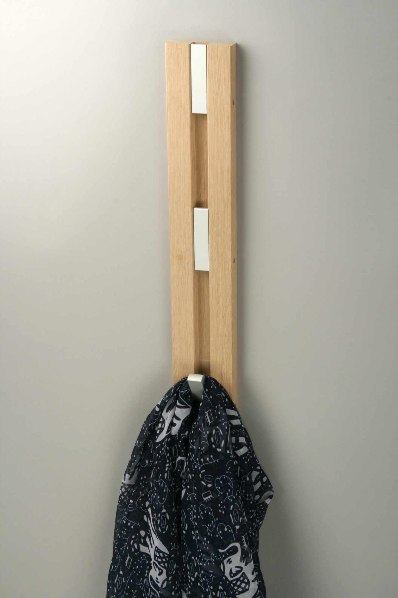 Knax Wandgarderobe Vertikal mit vier Haken in Eiche geseift-grau, mit Schal behangen. Moderne Garderoben für Flur und Diele.