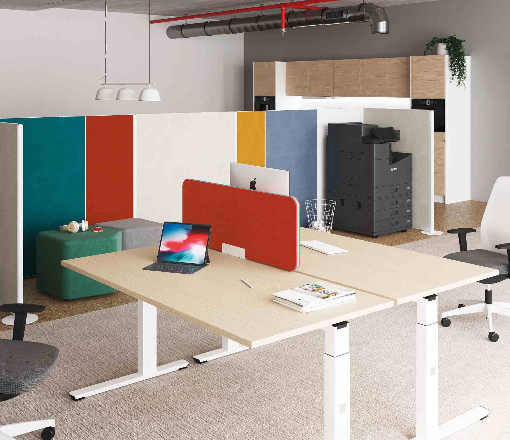 Büro mit Palmberg Terio Plus Akustikpaneelen in verschiedenen Farben für Schallschutz und moderne Raumgestaltung.