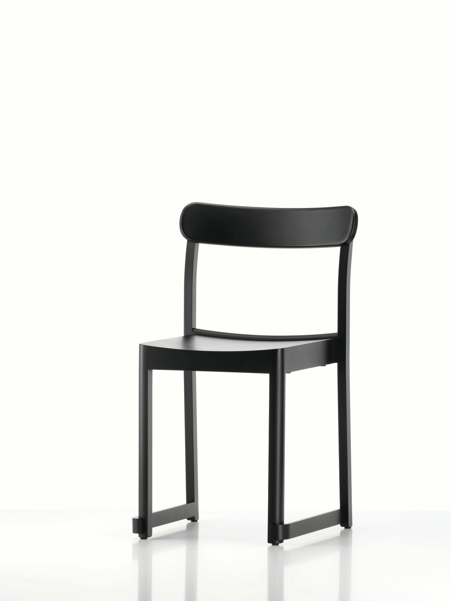 Atelier Chair Chaise Artek QUICK SHIP Hêtre noir laqué Schwarzer Atelier Chair Stuhl von Artek aus Buchenholz, lackiert, für Esszimmer und Büro.