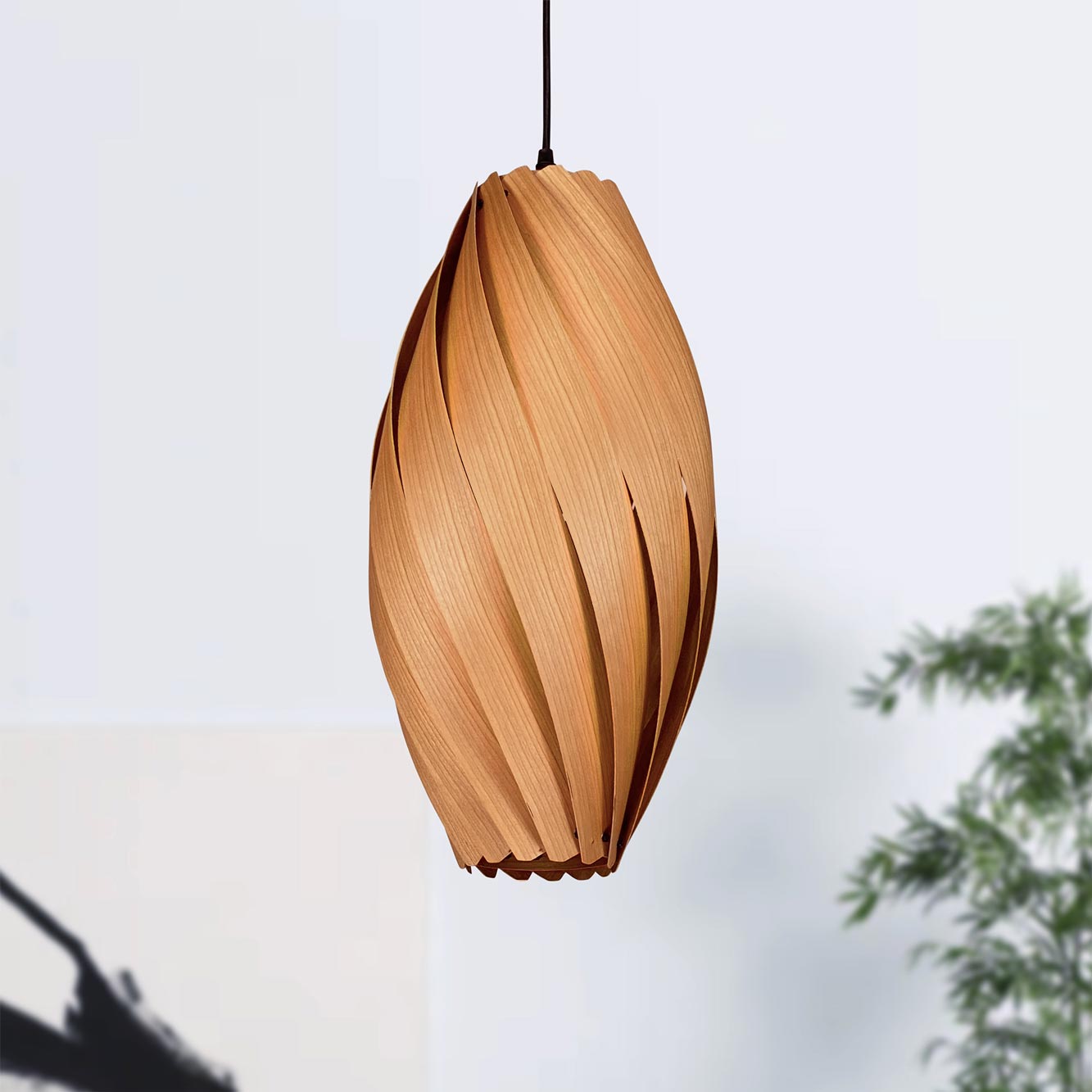 Ardére Hängeleuchte aus Kirschbaumholz, längliche Form, moderne Holzlampe für Wohnzimmer und Esszimmer.