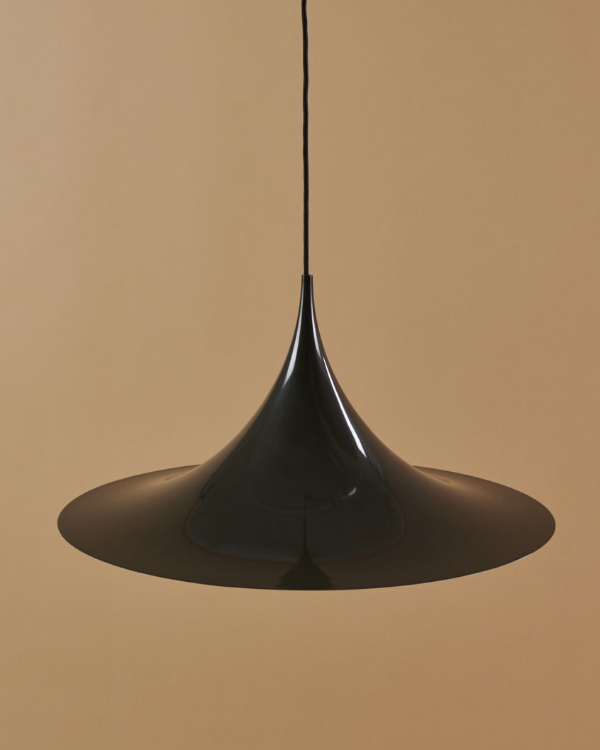 Dunkelbraune Semi Pendelleuchte von Gubi, Durchmesser 30 cm, glänzende Oberfläche, modernes Design.
