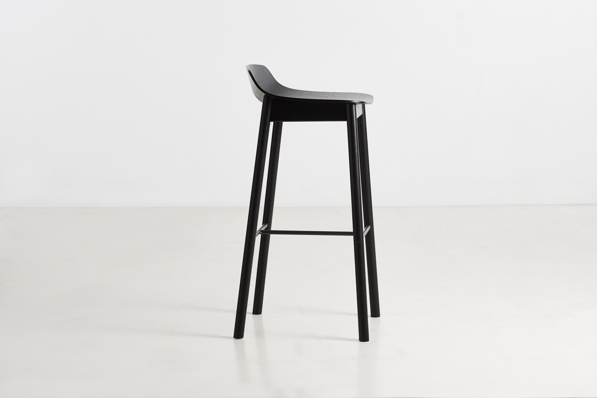 Mono Tabouret de Bar Cendre Laquée Noir Woud