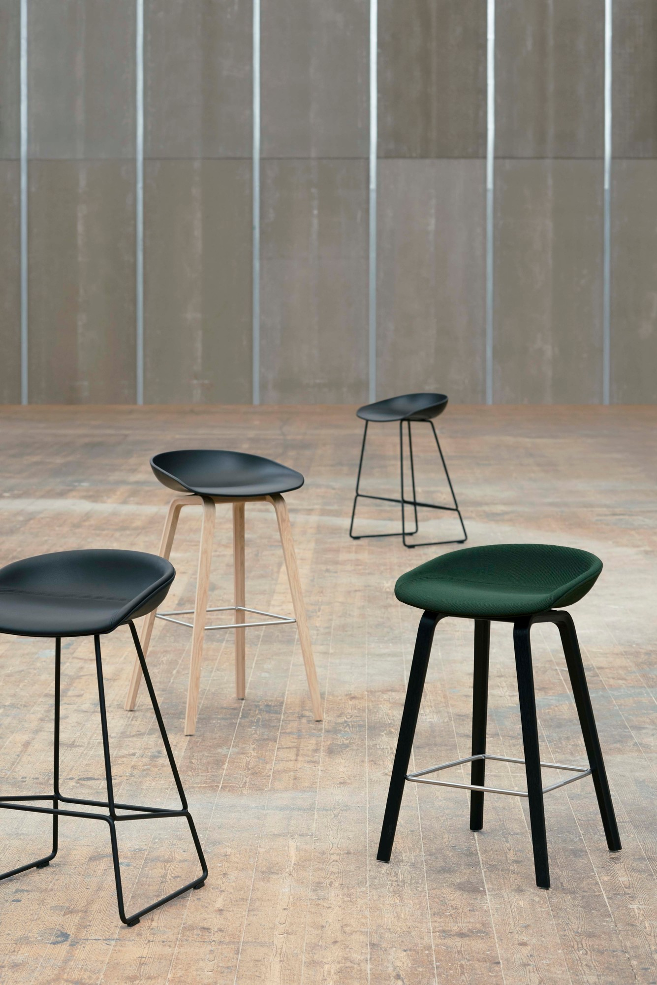 About a Stool AAS 33 / AAS33 Tabouret de bar entièrement rembourré Hay