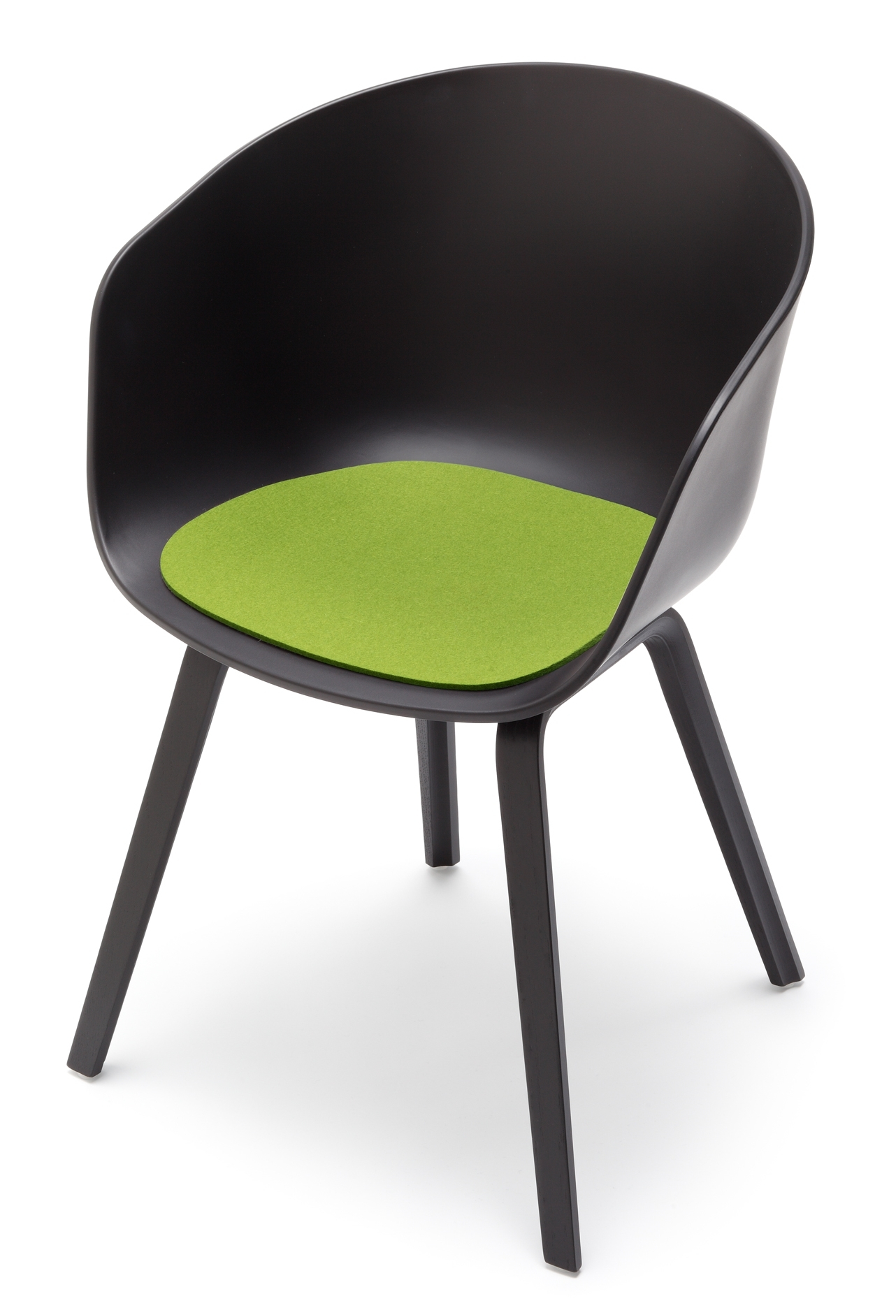Schwarzer About A Chair AAC22 Stuhl mit maigrüner Hey Sign Filz Sitzauflage.