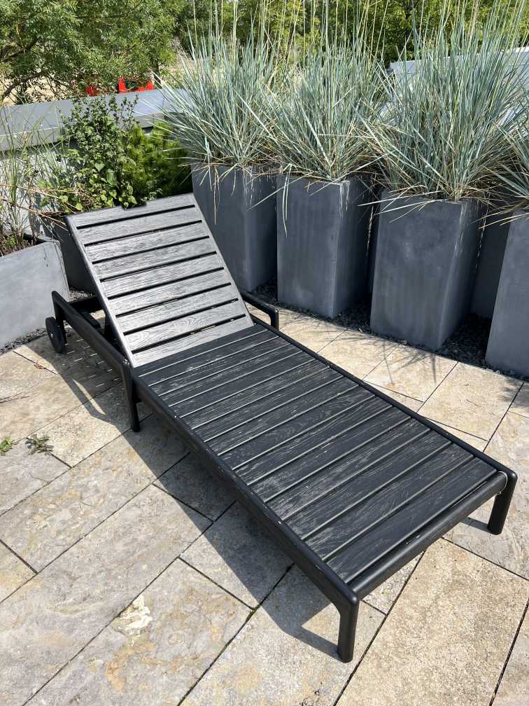 Jack Outdoor chaise longue réglable teck noir laqué avec coussins Ethnicraft EXPOSITIONS