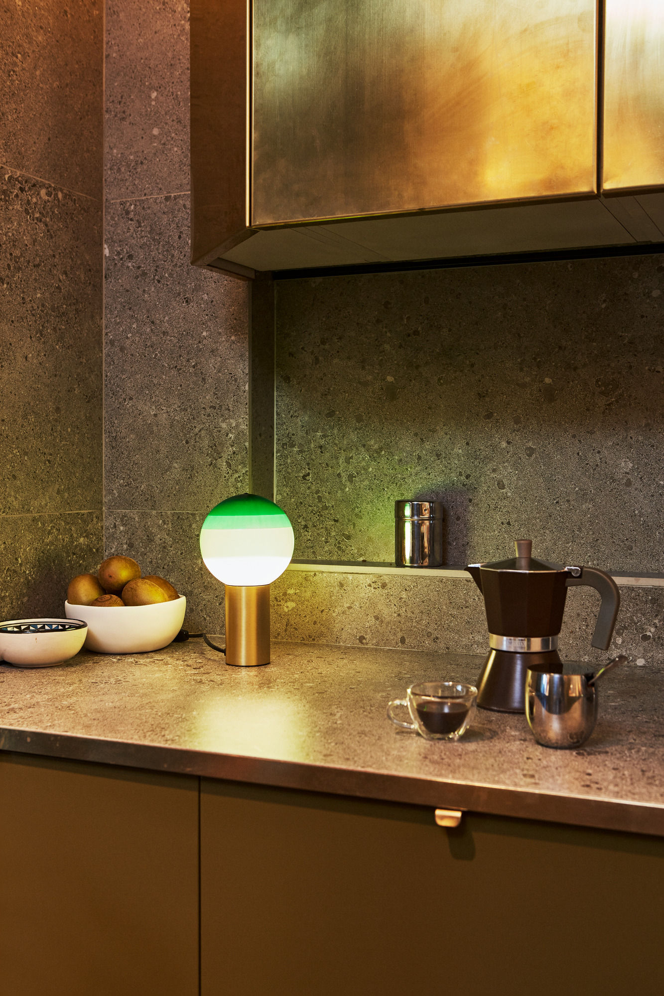 Dipping Light S LED Lampe de table Marset blanc perle - laiton