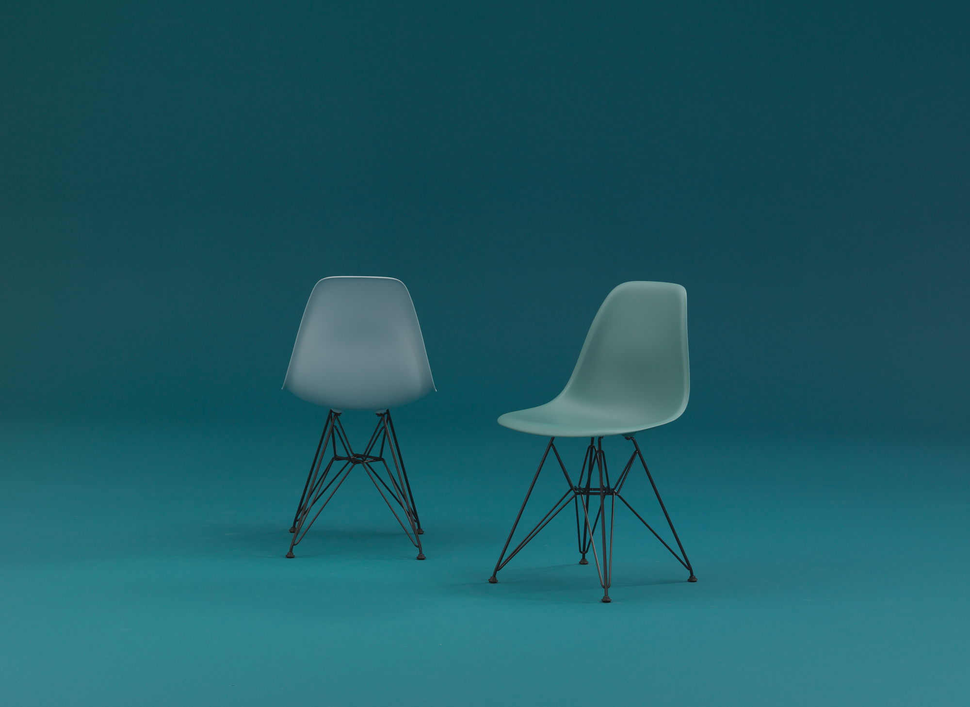 Eames Plastic Side Chair DSR Stuhl Vitra-Classic rot-Basic dark Eames Plastic Side Chair DSR Stuhl Vitra-Classic rot-Basic dark