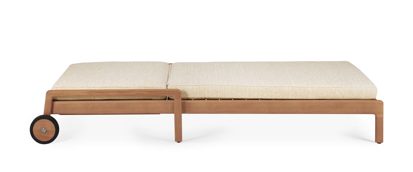 Coussin pour chaise longue Jack Outdoor Natural Ethnicraft Kissen für Jack Outdoor Liege von Ethnicraft aus Teakholz mit bequemen, hellen Polsterkissen.