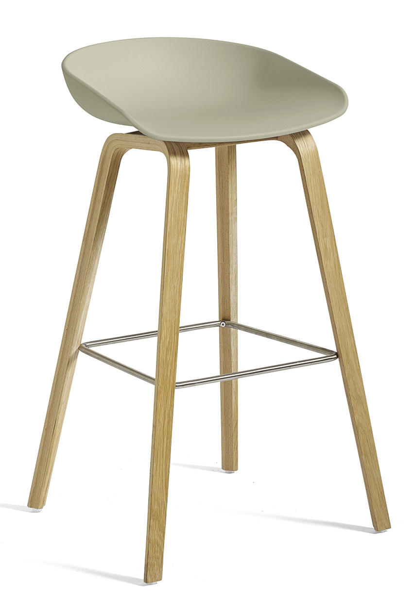 Hay About a Stool AAS32 Barhocker in Grün mit Holzgestell und Fußstütze.
