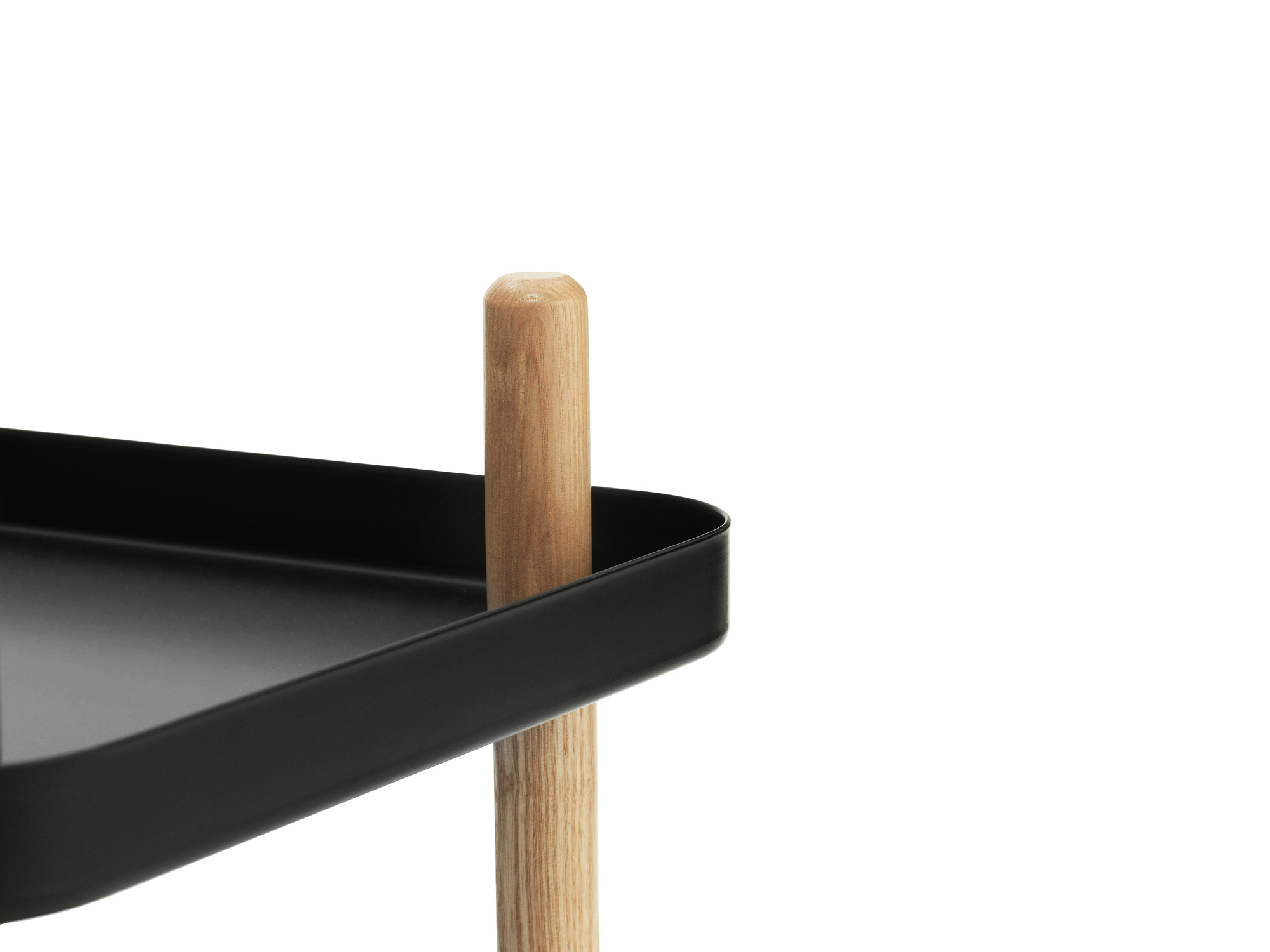 Detailaufnahme: Schwarzer Block Table Servierwagen von Normann Copenhagen mit Holzbeinen. Moderner Beistelltisch für Wohnzimmer.
