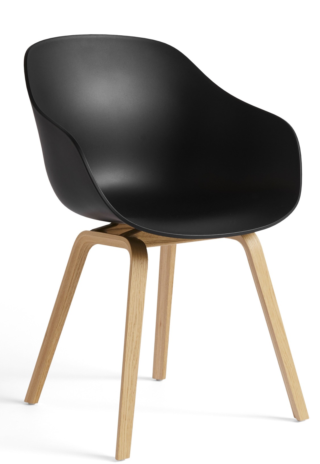 About A Chair AAC 222 Stuhl von Hay mit schwarzer Sitzschale und Eichenholzgestell.