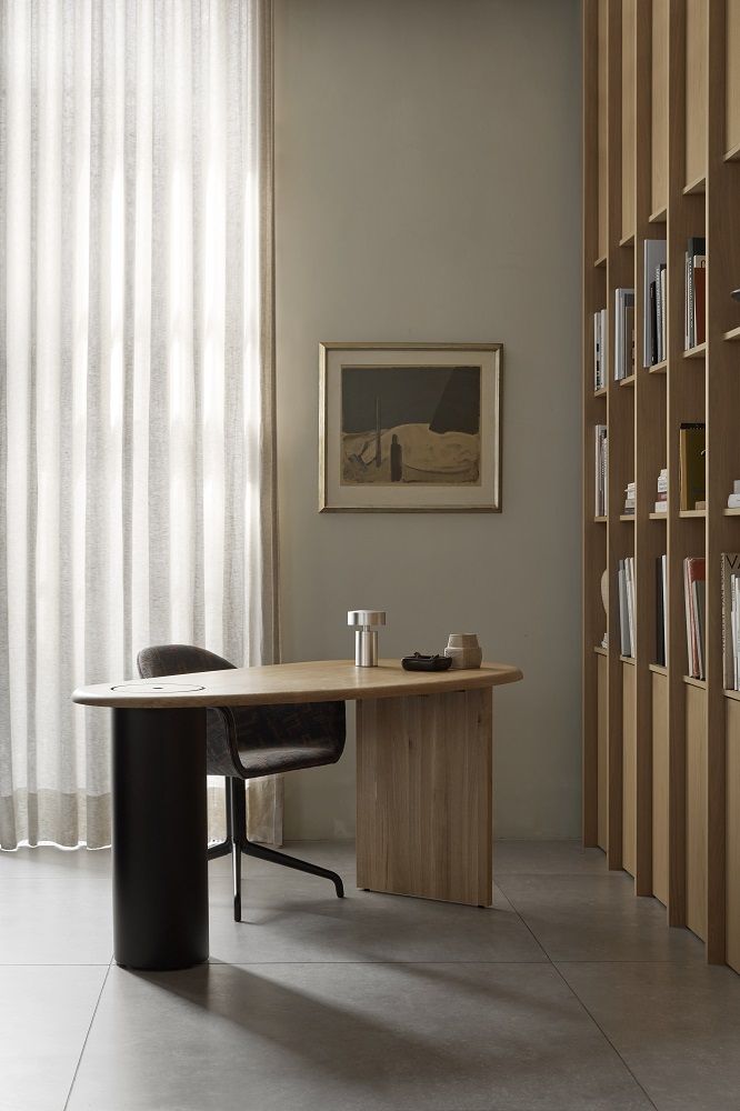 Audo Copenhagen Column Tischleuchte aus Aluminium auf einem modernen Schreibtisch im Büro.