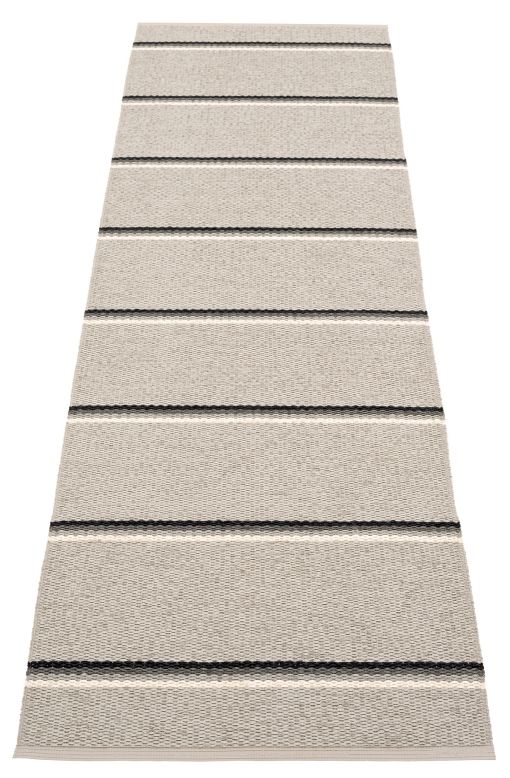 Grauer Olle Kunststoffteppich von Pappelina (70x240 cm) mit schwarzen und weißen Streifen. Strapazierfähiger Teppich für Innen und Außen.