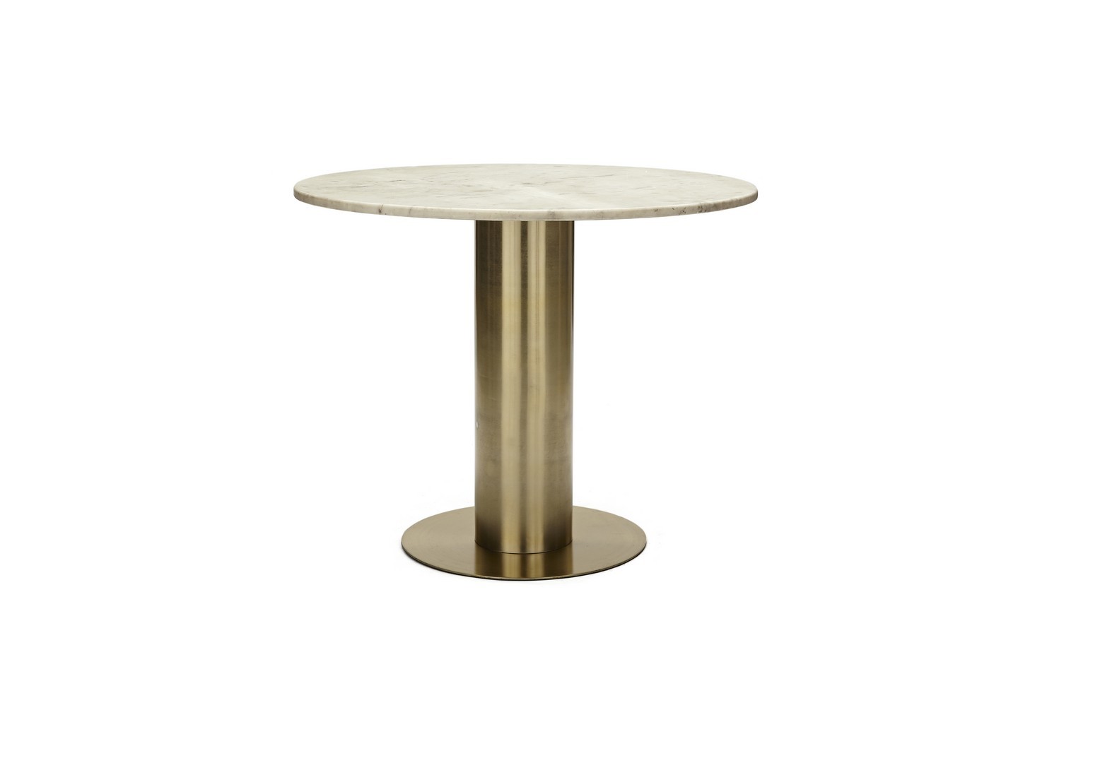 Tom Dixon Tube Tisch 900 mit runder Marmorplatte und goldenem, zylinderförmigem Metallfuß auf weißem Hintergrund.