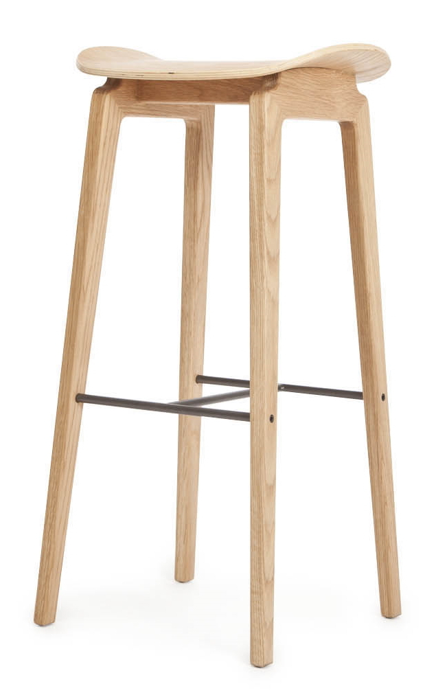 NY11 Barhocker von Norr11 aus Eiche natur, 75 cm hoch, mit Fußstütze.
