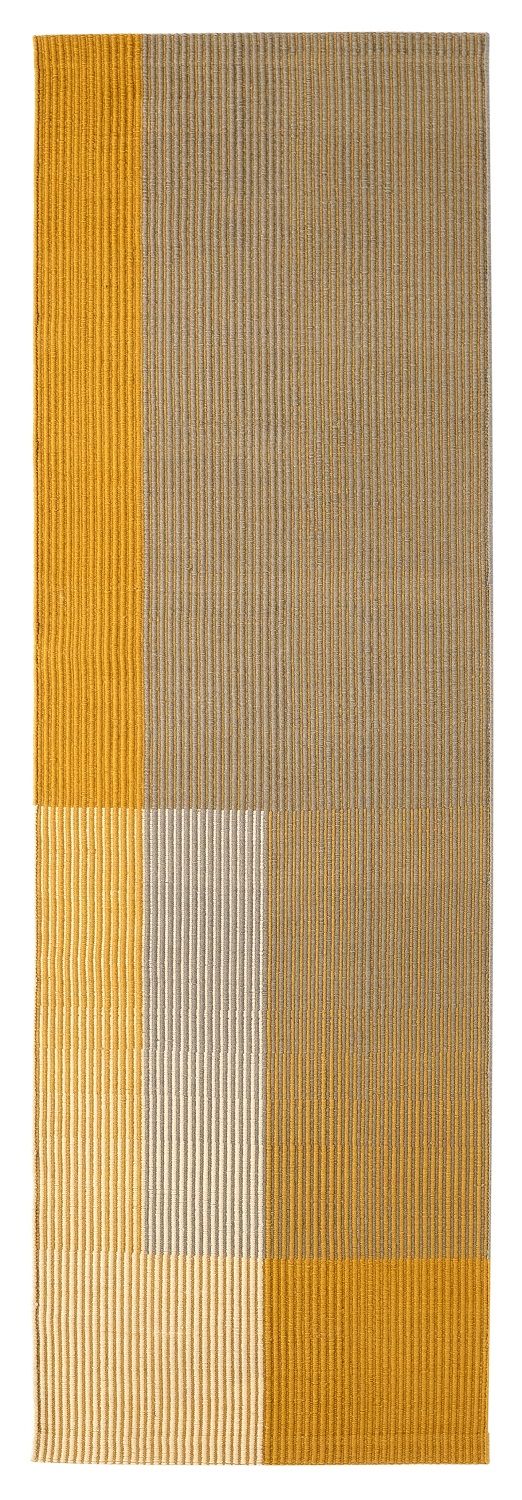 Detailaufnahme des Haze Runner Teppichs von Nanimarquina mit Streifen in Gelb, Beige und Grau.