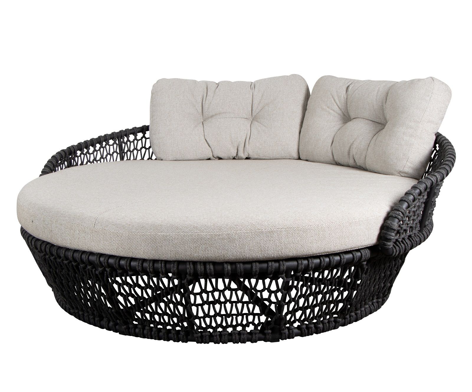 Ocean Daybed Large: Rundes Outdoor-Daybed mit hellbraunem Cane-Line Wove Geflecht und Kissen.