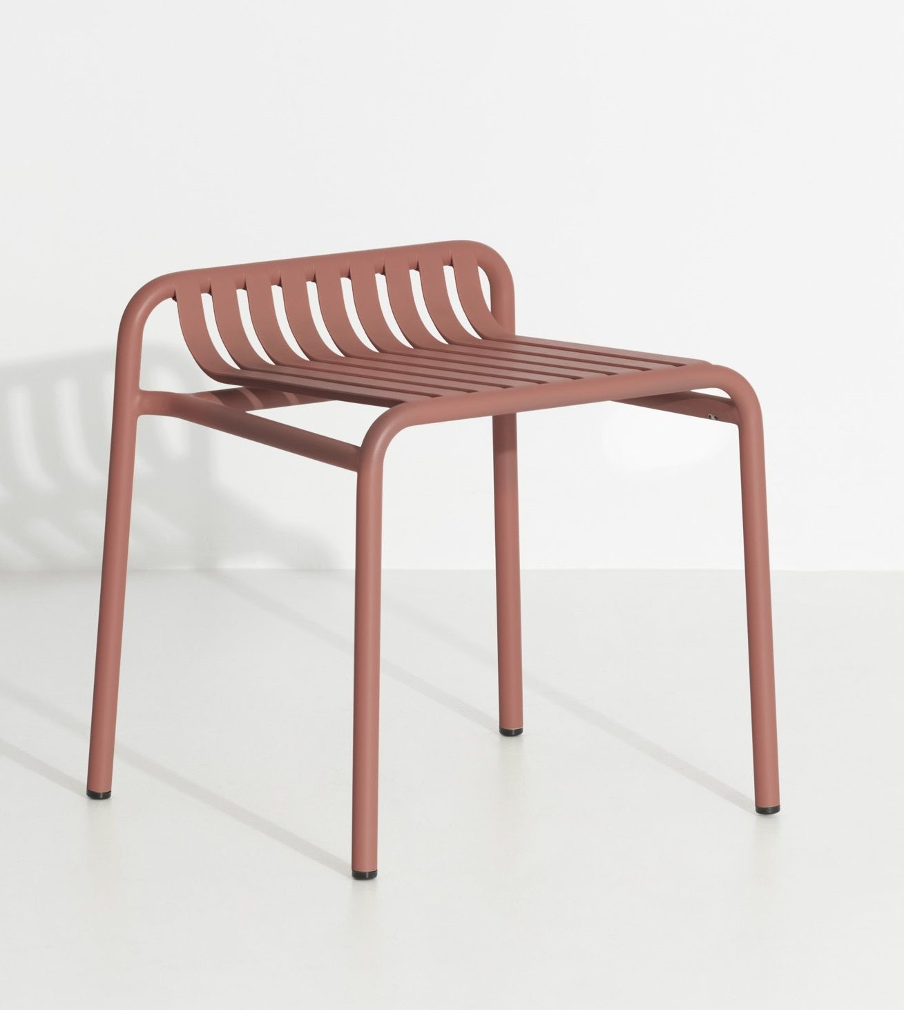 Week-End Stool Hocker von Petite Friture in Terrakotta, moderner Metallhocker mit Lattenmuster für den Innen- und Außenbereich.