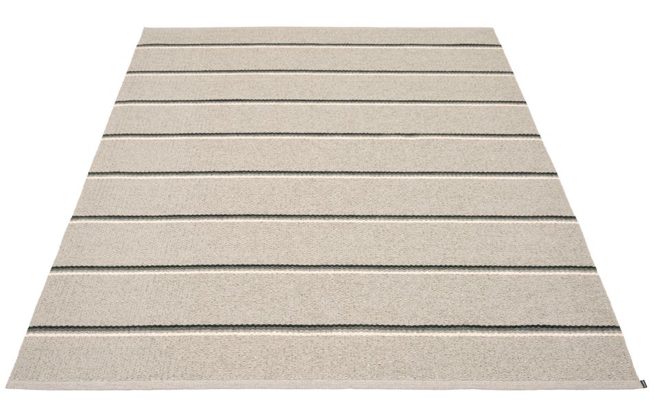 Olle Tapis synthétique 180x260 gris Pappelina Grauer Pappelina Kunststoffteppich Olle, 180x260 cm, mit horizontalen Streifen in Schwarz und Weiß.