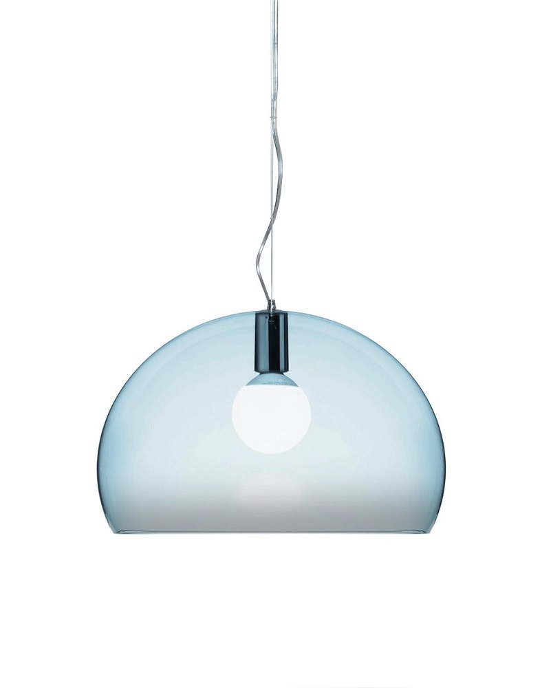 Fly Pendelleuchte von Kartell: Transparente, wolkenblaue Hängelampe mit runder Form für moderne Innenräume.