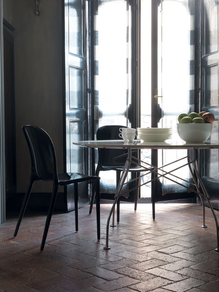 Glossy Table en grès marbré Kartell