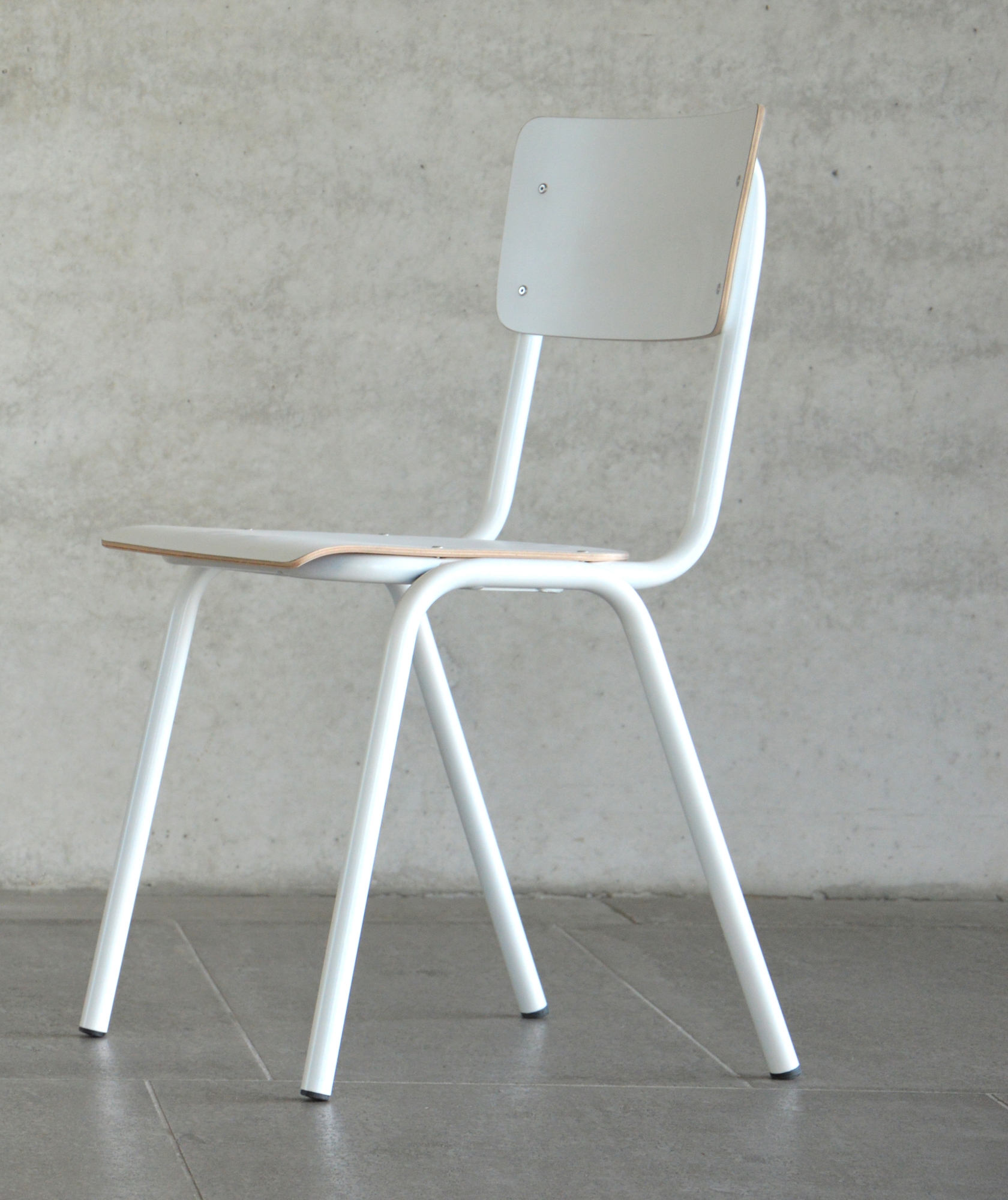 Moderner Zero Stuhl von Jan Kurtz in Schwarz mit weißem Metallgestell und Holzsitzfläche.