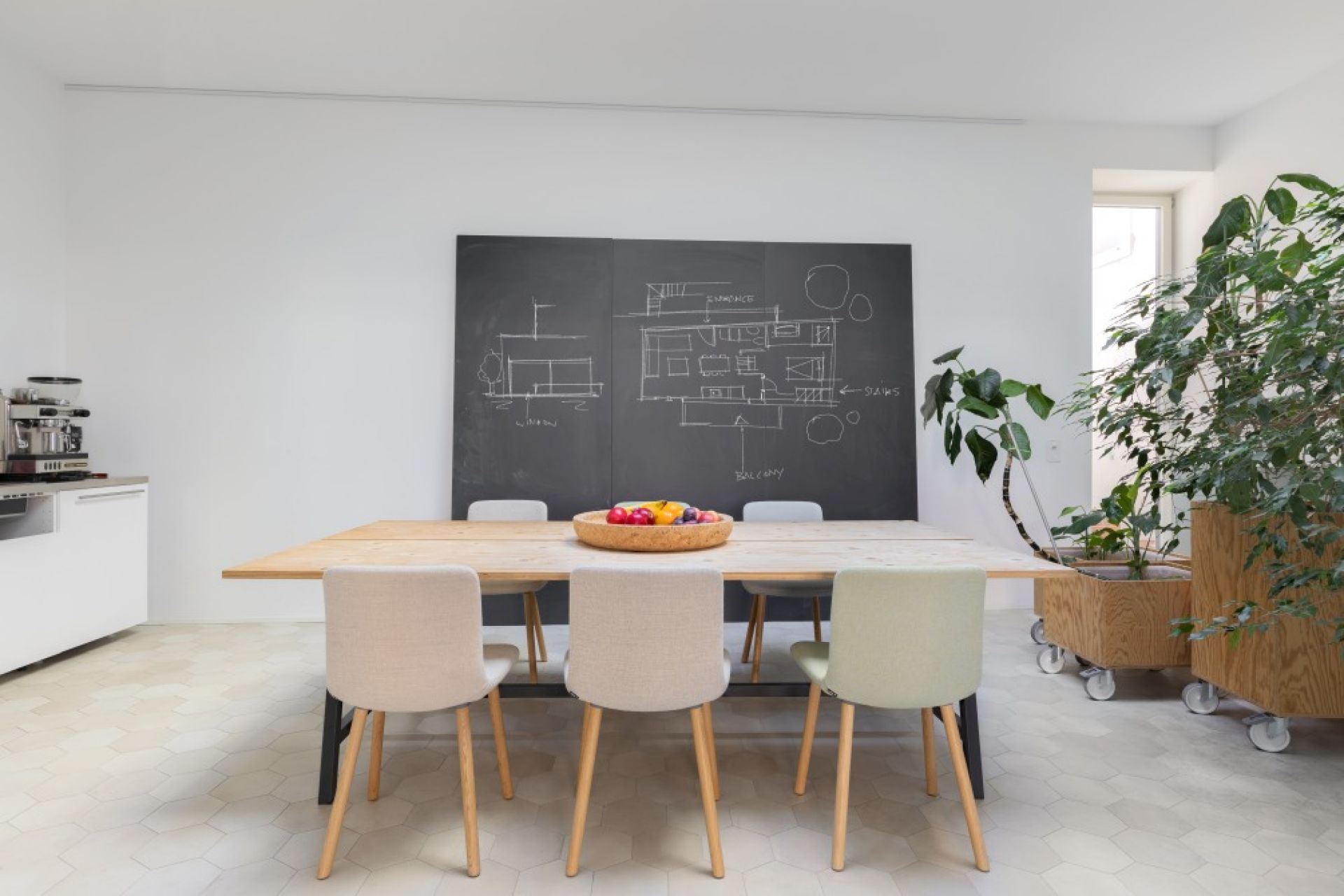 Hal Wood Entièrement rembourré CHÊNE NATURE / HAUT DE GAMME PLANO NERO/BLEU GLACE Vitra OFFRE SPECIALE