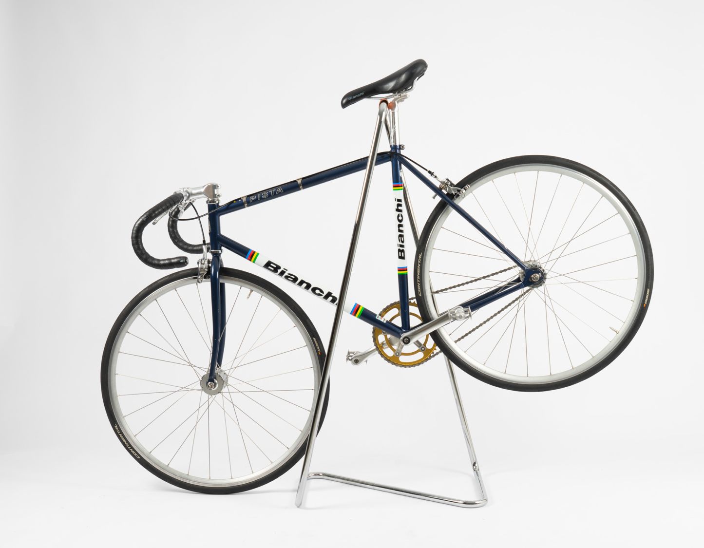 Z10 Fahrradständer aus Edelstahl von Tecta mit Fahrrad in Blau und Chrom dargestellt.