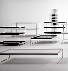 Trays Beistelltische: Moderne Satztische und Couchtische aus Metall und Glas in verschiedenen Größen und Ausführungen.