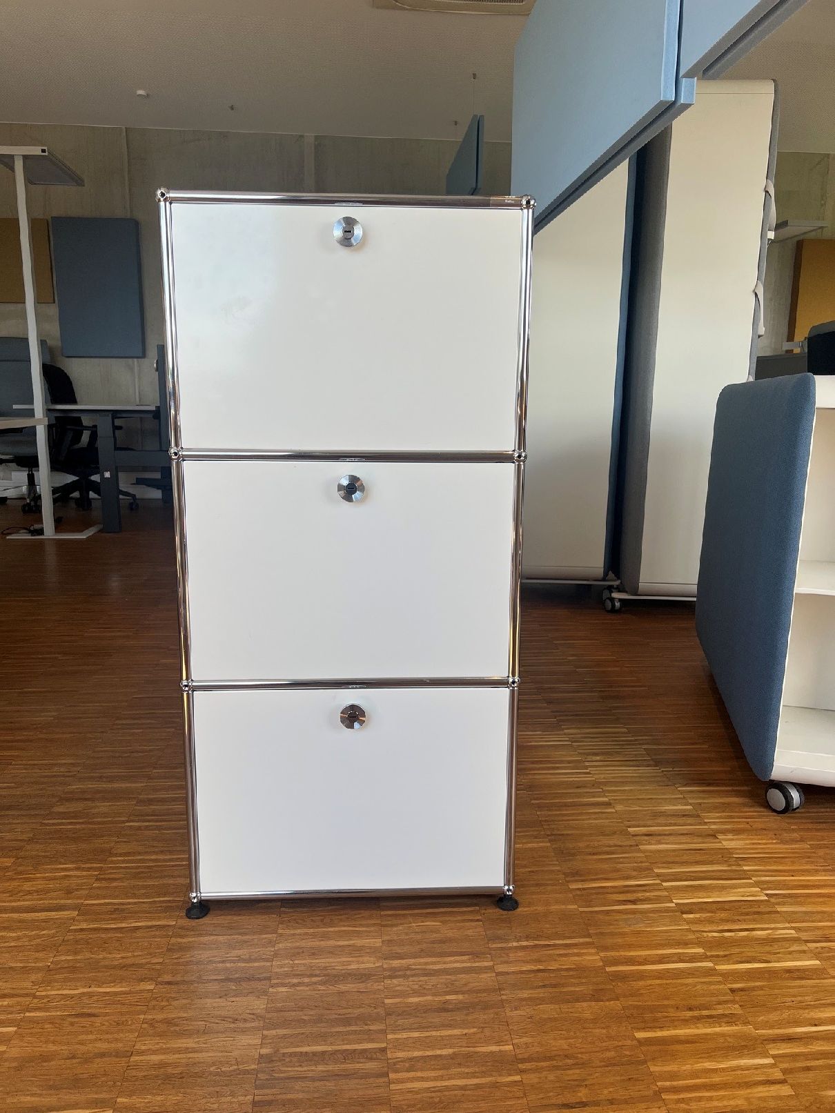 Buffet haut USM Haller avec 2 portes à charnières en haut/au milieu et 1 porte coulissante avec rangement suspendu en bas  blanc pur modèle d'exposition/meuble d'occasion 