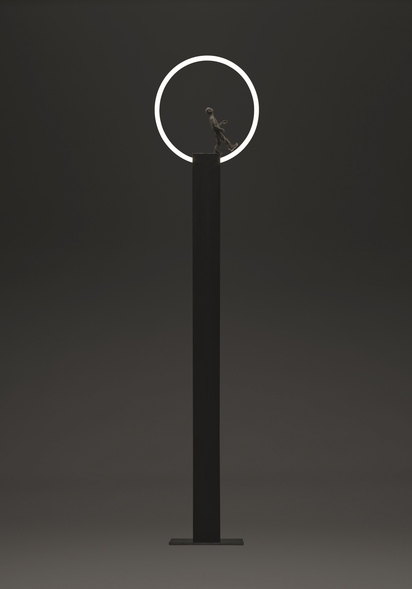 Hop Stehleuchte von Steve Lechot Luminaires: Moderne Stehlampe mit LED-Ring und Figur.
