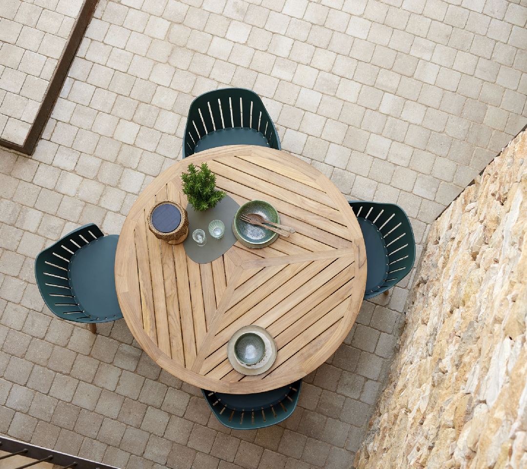 Définir une table de salle à manger ronde d'extérieur en rotin