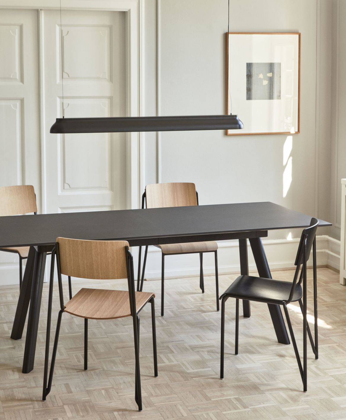 Schwarzer Petit Standard Stuhl von Hay am Esstisch, modernes Design für Esszimmer und Küche.