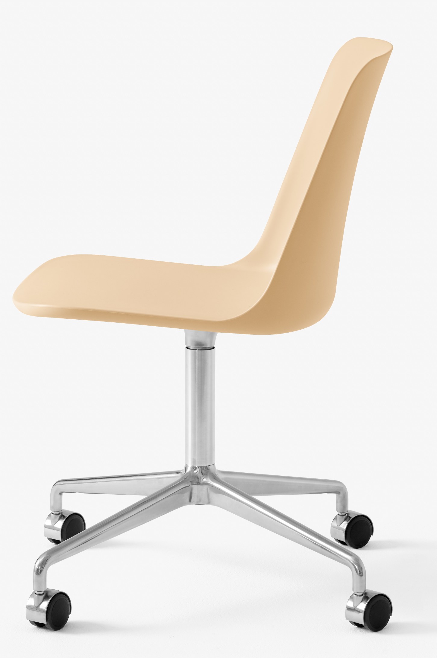 Rely Drehstuhl von AndTradition, beige Sitzschale mit Rollenfuß, ergonomischer Bürostuhl für modernes Arbeiten.