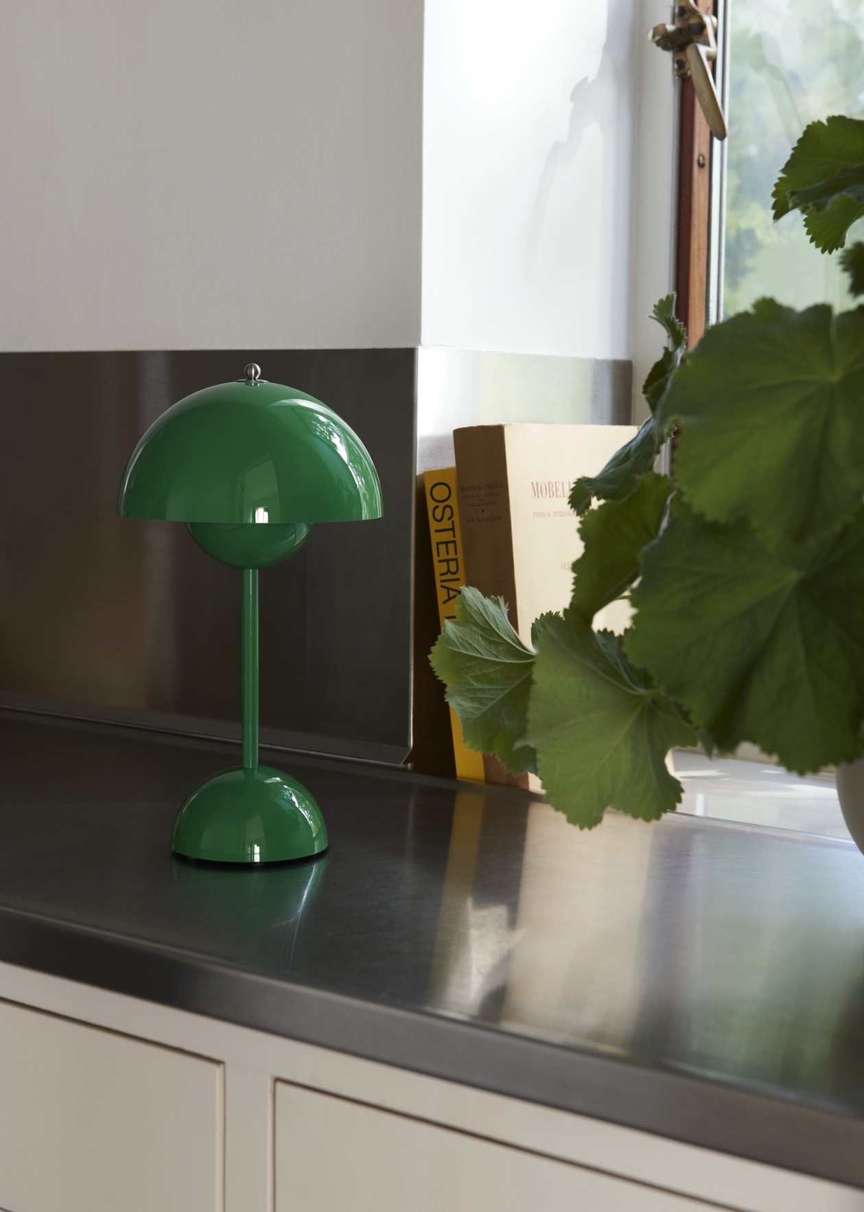 Flowerpot VP9 Portable Lampe à batterie / Lampe de table avec USB AndTradition Signal green