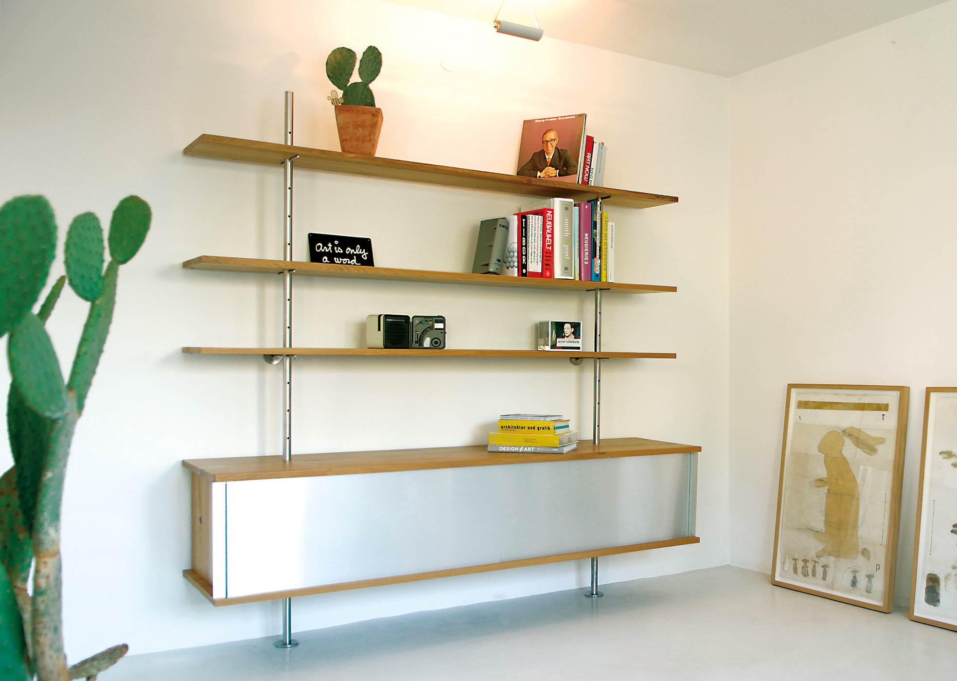 Kit de réglage de niveau pour étagère Eiermann Richard Lampert Helles Zimmer mit Eiermann Regal, Holzregalböden und Deckenverspannung von Richard Lampert. Bücher und Deko.