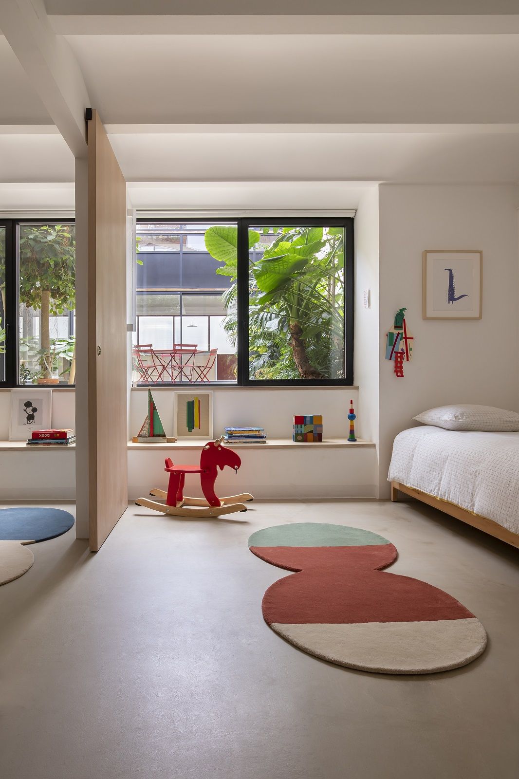 Kinderzimmer mit Nanimarquina Pearls Runner Teppich in Rot, Grün und Beige.