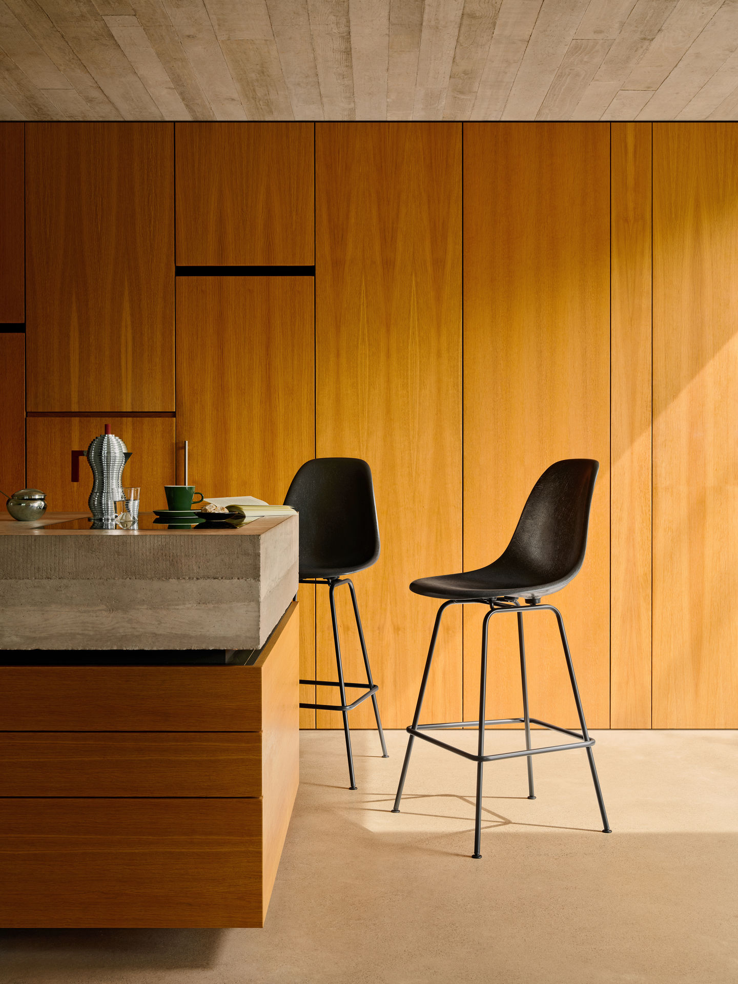 Eames Fiberglass Bar Stool Medium Tabouret de bar avec coussin d'assise Vitra